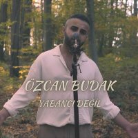 Скачать песню Özcan Budak - Yabancı Değil