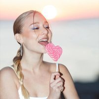 Скачать песню Юся - Нет до тебя дела